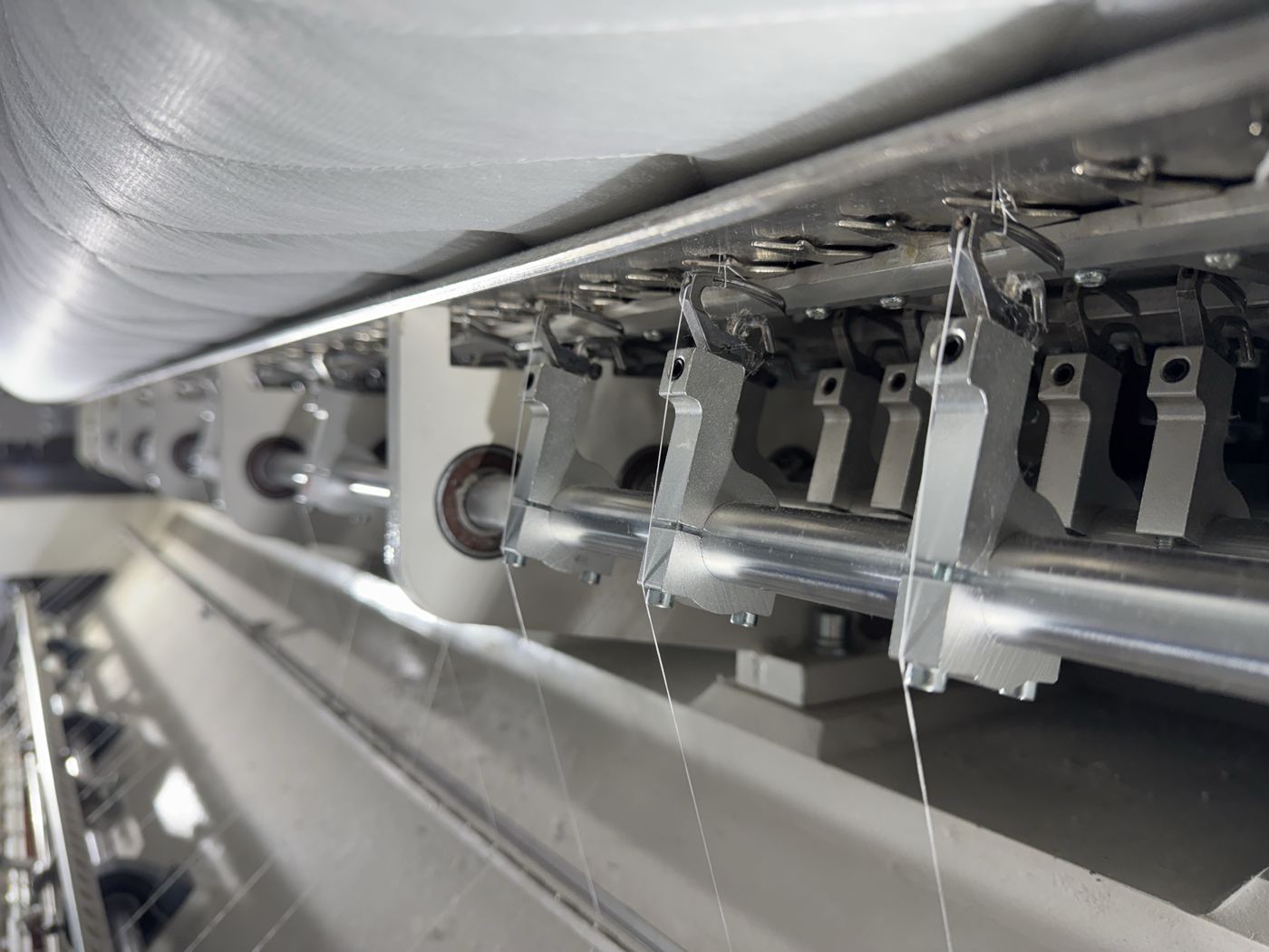 Mehrnadel-Steppmaschine bei der Arbeit