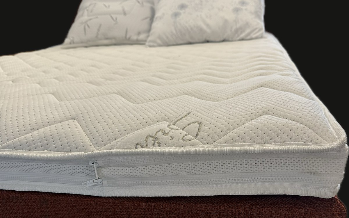 Topper on the bed: quilted top, zip, 3D mesh side panel